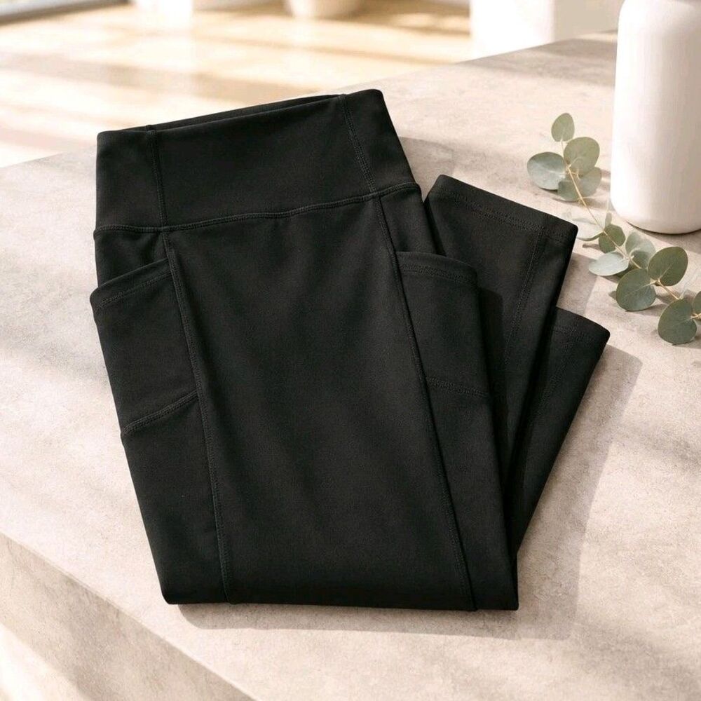 Womens Black Solid Cropped Capri Leggings With Side Pockets Regular